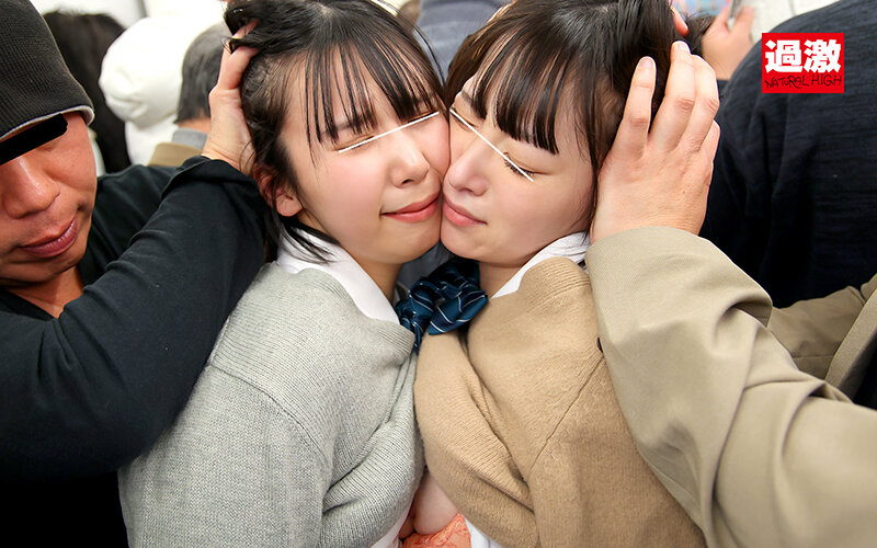 「【巨乳レズビアン】美女2人組の濃厚レズキスとクンニで潮吹き絶頂！電車内で手マン責め」のサンプル画像4枚目