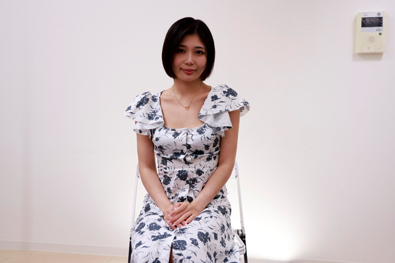 「【素人OL】知的な営業女子がキス好きすぎて3P体験！真面目系ビッチの本性解放」のサムネイル