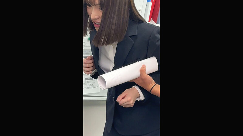 「【素人OL】新卒マナー研修で羞恥プレイ！ビジネススーツ姿の新入社員が盗撮され中出しされる衝撃映像」のサンプル画像5枚目