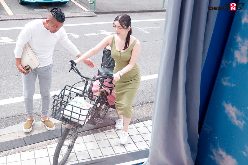 「【人妻ナンパ】マジックミラー号で若妻が電マ責めに潮吹き絶頂！着衣のまま中出しされる無防備妻」のサンプル画像5枚目