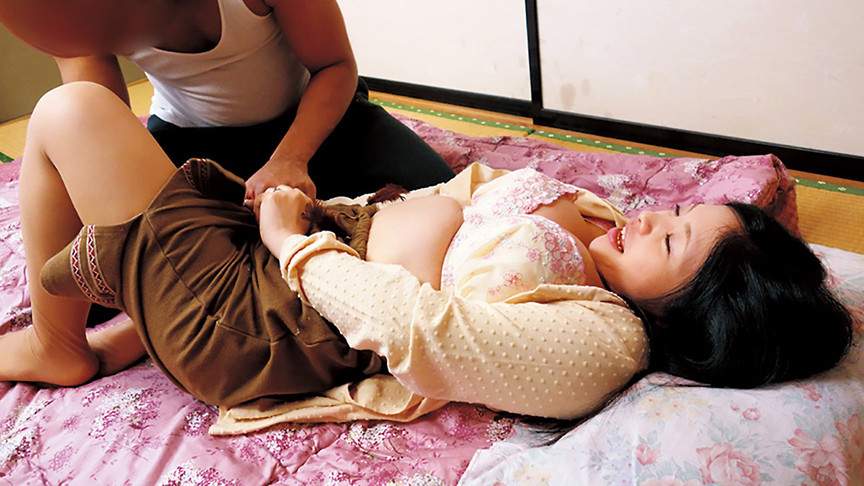 「【素人熟女】黒人ナンパで巨根体験！12人の人妻が初めての異文化交流で絶頂4時間SP」のサンプル画像6枚目