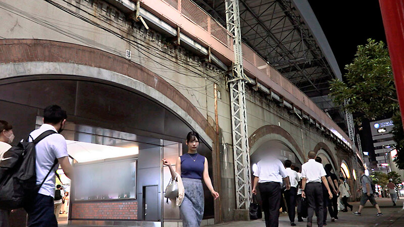 「【素人人妻】巨乳美人妻がTバック姿で魅せる大胆プレイ|欲求不満な主婦の本気セックス」のサンプル画像2枚目