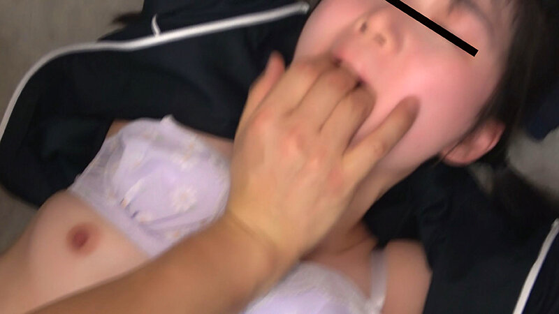 「【素人】巨尻ジム女子に中出し！ロッカーで局部アップ濃厚SEX【白目絶頂】」のサンプル画像11枚目