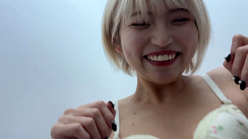 「【素人ナンパ】美容部員のお姉さんにくすぐり体験!街角で声をかけた美人はるのちゃんの反応が可愛すぎる」のサンプル画像6枚目