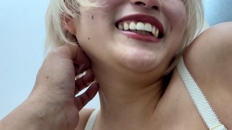 「【素人ナンパ】美容部員のお姉さんにくすぐり体験!街角で声をかけた美人はるのちゃんの反応が可愛すぎる」のサンプル画像7枚目