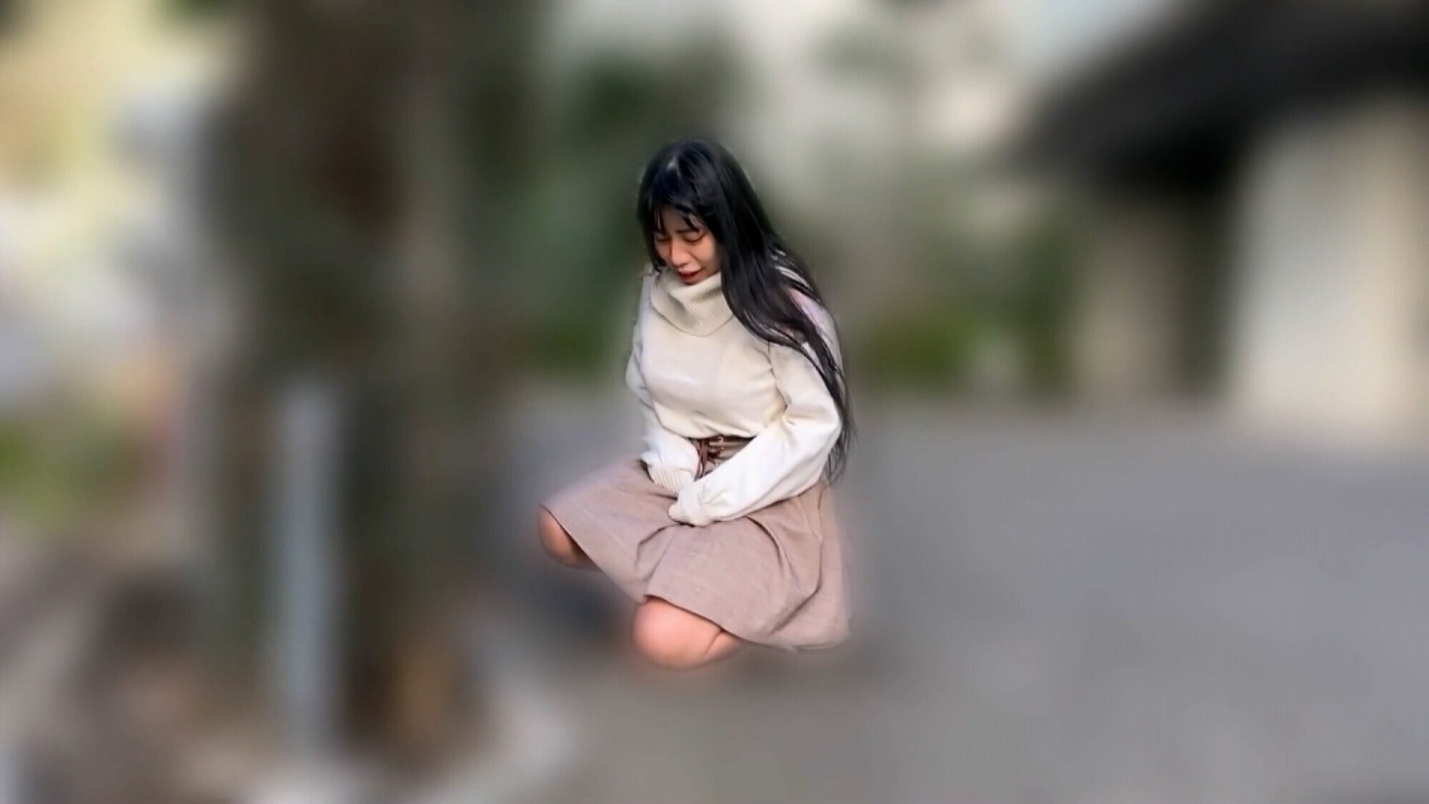 「餅田ササピリカの羞恥プレイ動画|黒髪美少女がリモバイ散歩で恥じらう姿が話題」のサンプル画像12枚目