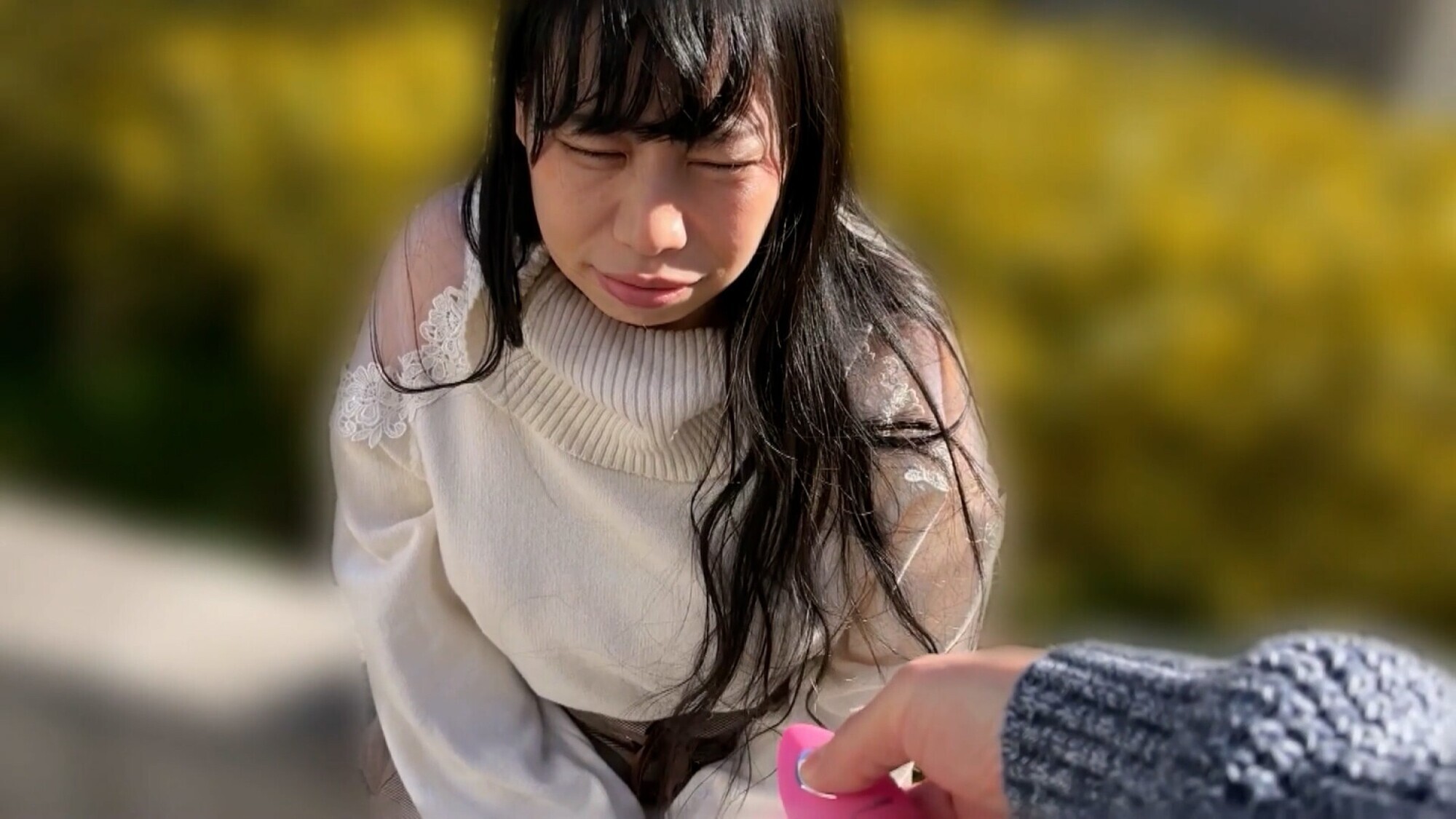 「餅田ササピリカの羞恥プレイ動画|黒髪美少女がリモバイ散歩で恥じらう姿が話題」のサンプル画像14枚目