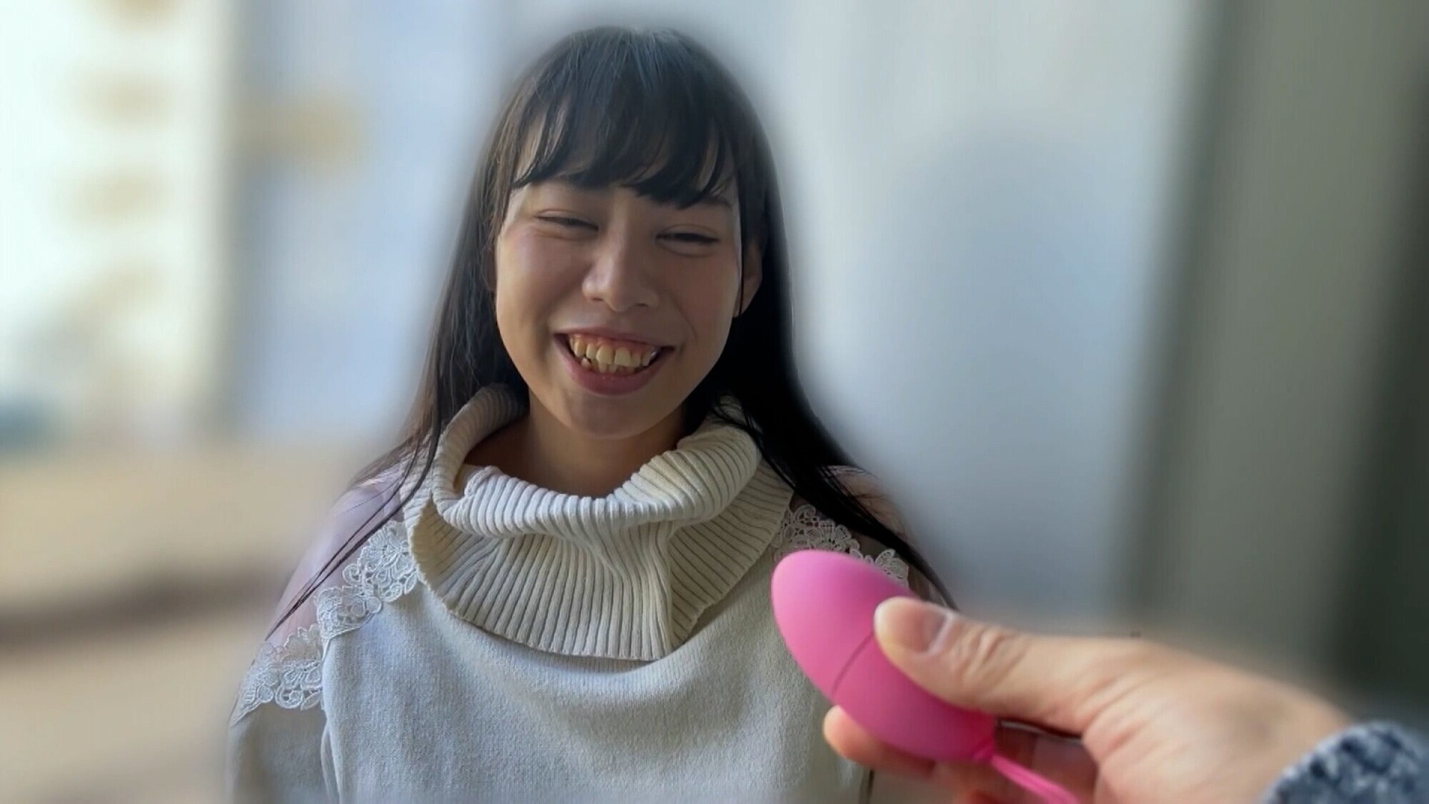 「餅田ササピリカの羞恥プレイ動画|黒髪美少女がリモバイ散歩で恥じらう姿が話題」のサンプル画像2枚目