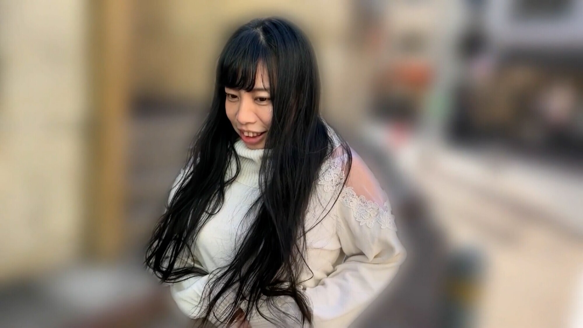 「餅田ササピリカの羞恥プレイ動画|黒髪美少女がリモバイ散歩で恥じらう姿が話題」のサンプル画像6枚目