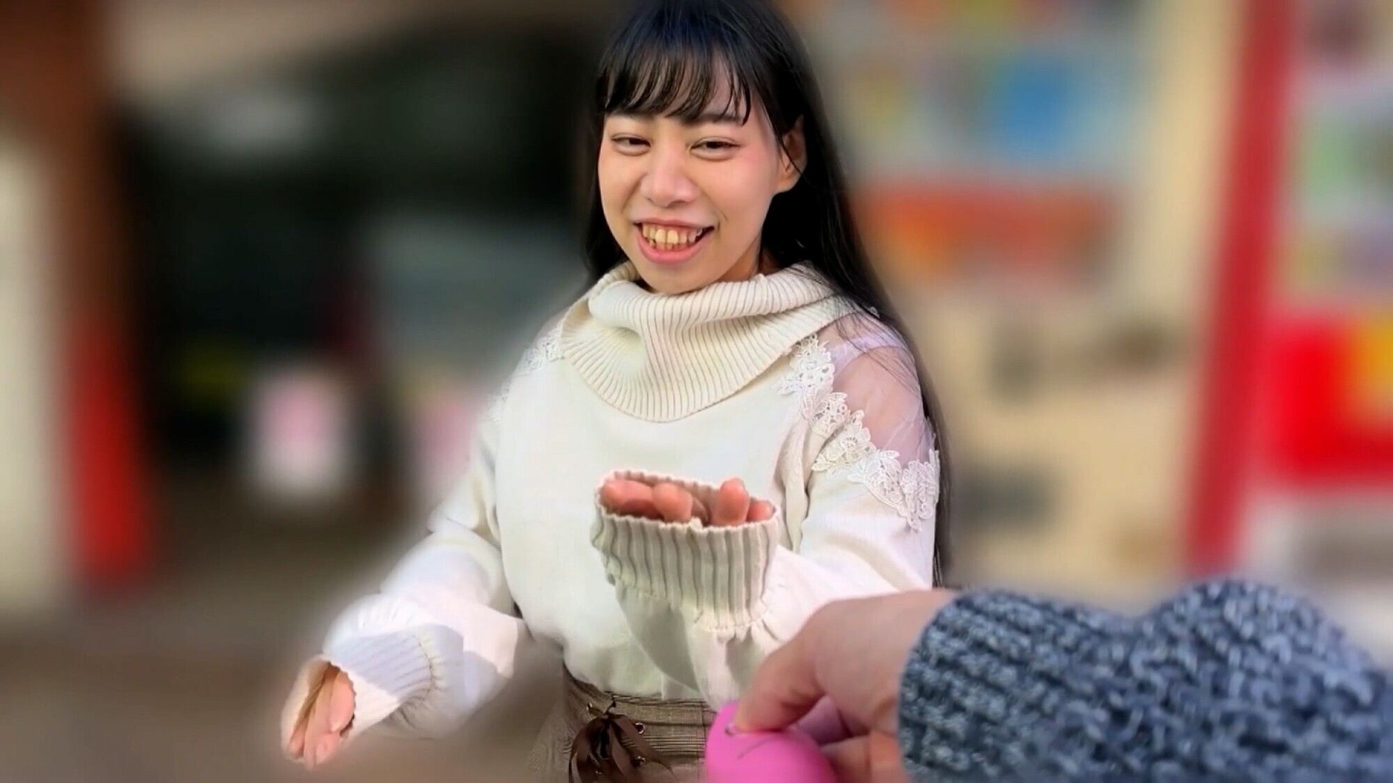 「餅田ササピリカの羞恥プレイ動画|黒髪美少女がリモバイ散歩で恥じらう姿が話題」のサンプル画像8枚目