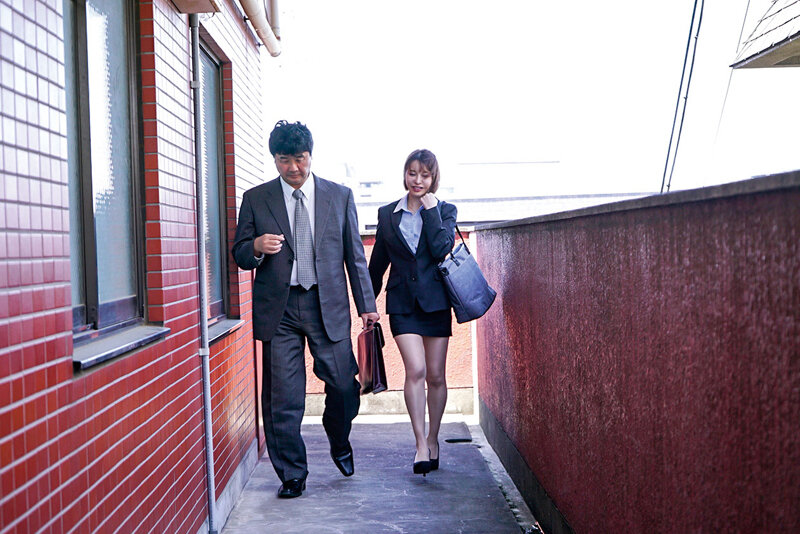 「入田真綾 巨乳叔母さんとの禁断NTR中出し3P！憧れのタイトスカート美女と秘密の関係」のサンプル画像2枚目