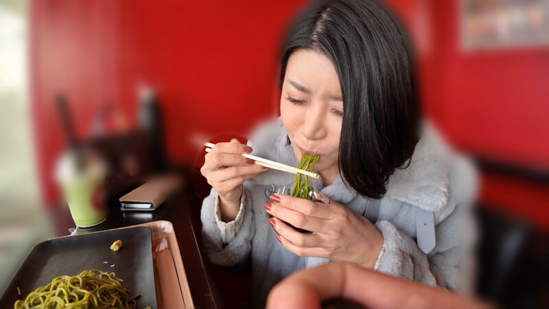 「推川ゆうり 巨乳熟女と野外露出デート ムチムチ巨尻美女に中出し濃厚プレイ」のサンプル画像3枚目