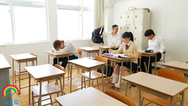 「皆月ひかる 敏感乳首責めで我慢できず放尿お漏らし！小柄な女子校生が恥ずかしい失禁プレイ」のサムネイル