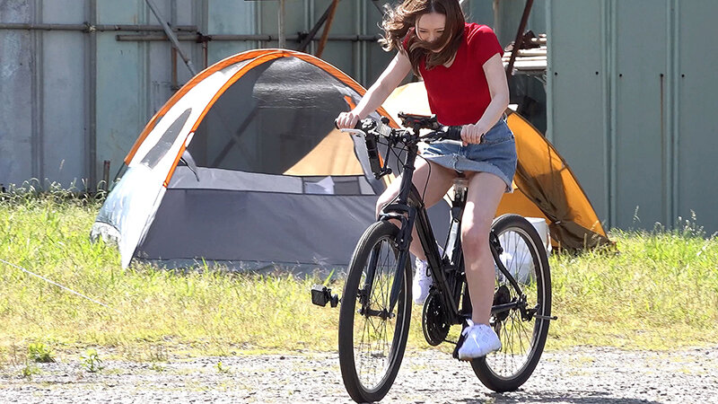 「【小倉由菜】羞恥の野外露出で潮吹きアクメ！バイブ責めで絶頂する人気女優の限界挑戦」のサンプル画像5枚目