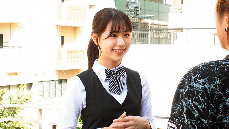 「【素人】美人受付嬢がデカチンをじゅぼじゅぼフェラ&中出し!制服姿の淫らな姿がエロすぎる」のサンプル画像9枚目