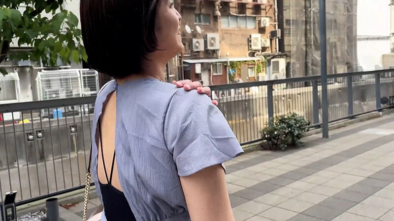 「【素人ナンパ】街角お姉さんのアナル観察!ウェディングプランナーかほちゃんの恥じらい初体験」のサンプル画像2枚目