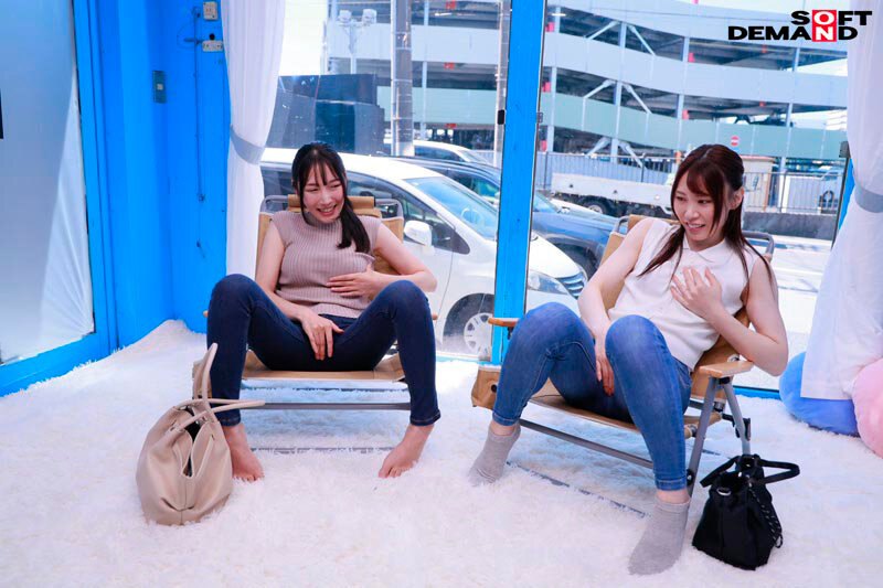 「【素人】マジックミラー号で友達同士がオナニー見せ合い!羞恥プレイから3Pへ発展する衝撃展開」のサンプル画像2枚目