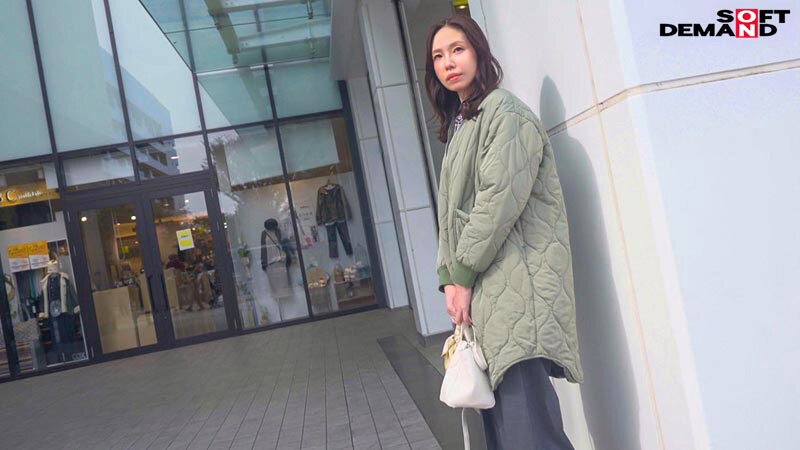 「長身人妻・栗原早苗が最後のAV出演で中出し懇願!濃厚フェラから本気の絶頂へ」のサンプル画像18枚目