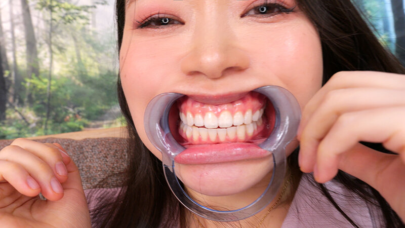 「浜辺栞帆のイラマチオ作品｜喉奥責めで魅せる過激プレイ動画をレビュー」のサンプル画像2枚目