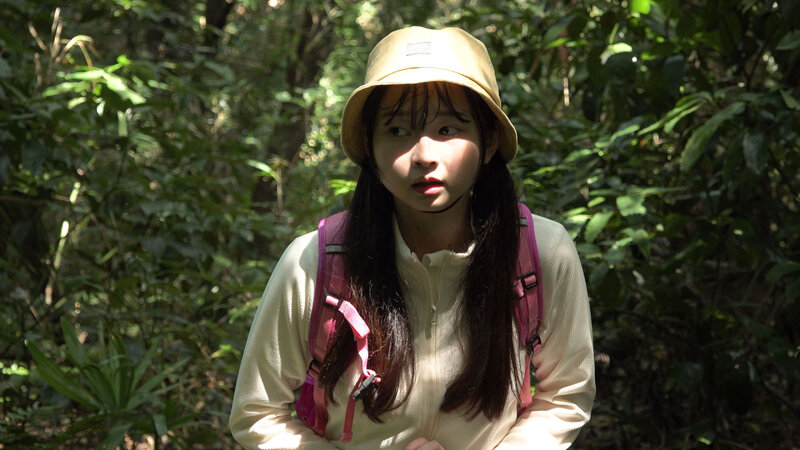 「美少女・望月つぼみが野外露出でイラマチオ&中出し!森の中で見つけた全裸少女との禁断プレイ」のサンプル画像19枚目