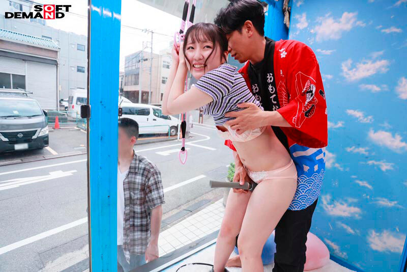 「【素人カップル】マジックミラー号でくすぐり我慢！彼氏の前でNTR寝取られ企画に挑戦する美女5名」のサンプル画像11枚目