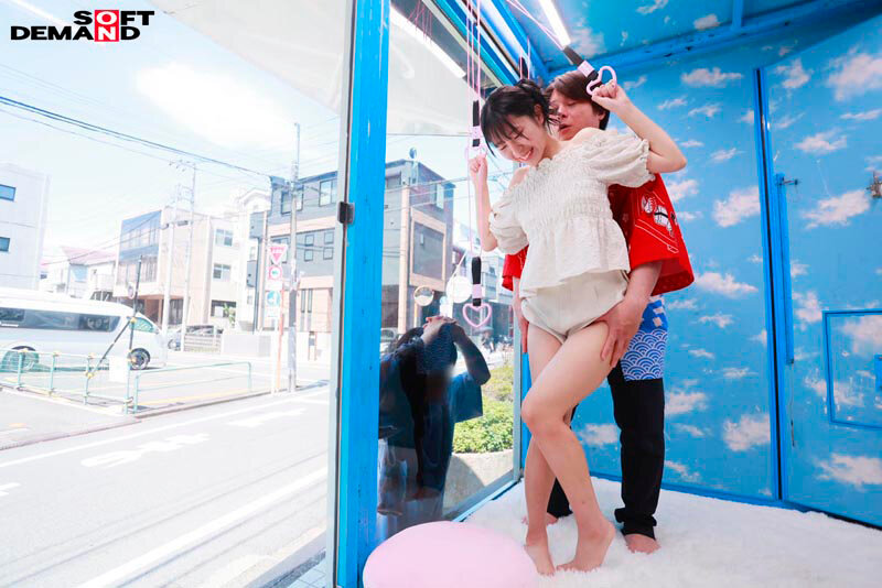 「【素人カップル】マジックミラー号でくすぐり我慢！彼氏の前でNTR寝取られ企画に挑戦する美女5名」のサンプル画像2枚目