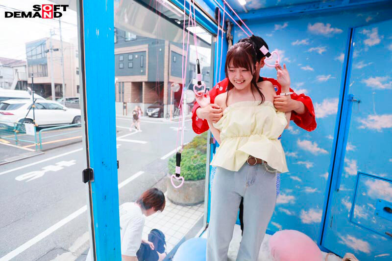 「【素人カップル】マジックミラー号でくすぐり我慢！彼氏の前でNTR寝取られ企画に挑戦する美女5名」のサンプル画像6枚目