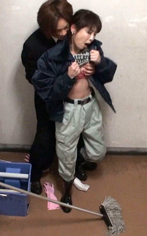 「【素人熟女】掃除婦の人妻おばさんに勃起を見せて手コキをお願いした結果【尻フェチ】4時間」のサンプル画像20枚目