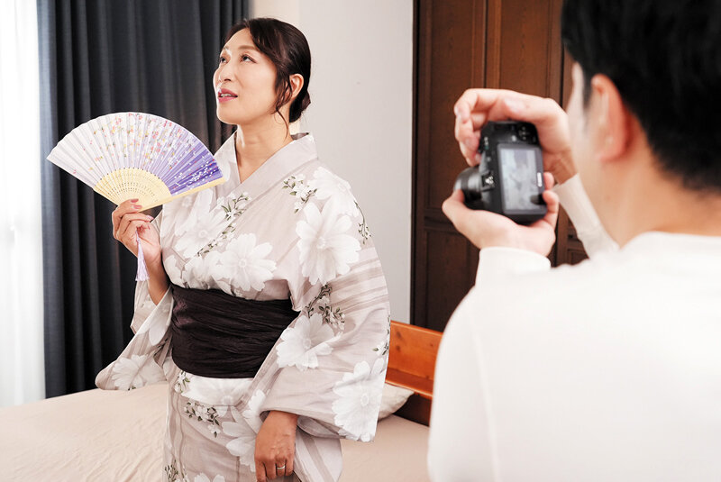 「小早川怜子のNTR作品|浴衣姿の美人妻が夏祭りで巨根男たちに寝取られる熟女動画」のサンプル画像9枚目