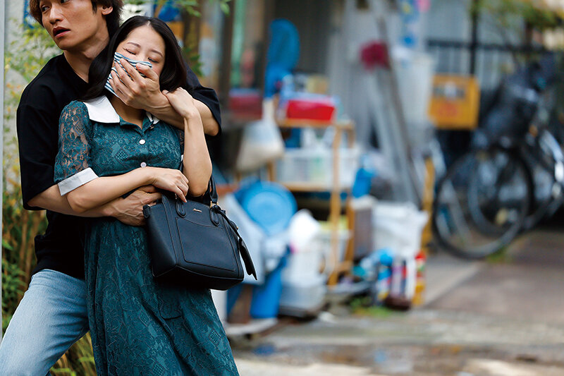 「鈴木さとみ 巨乳人妻が中出しで乱れる！欲求不満な主婦の背徳セックス」のサンプル画像12枚目