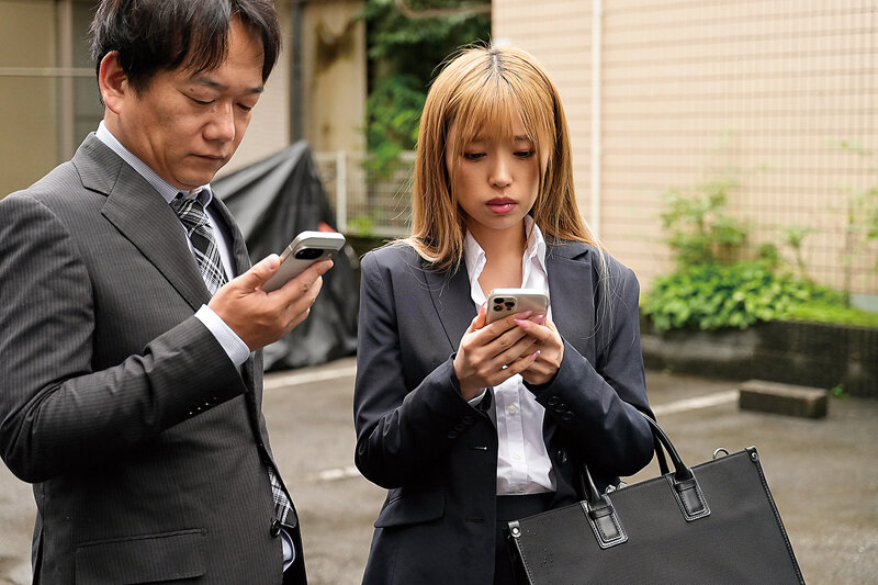 「椿りか 美人部下との相部屋で禁断のフェラ&オナニー 美乳同僚との逆NTRオフィスラブ」のサンプル画像4枚目