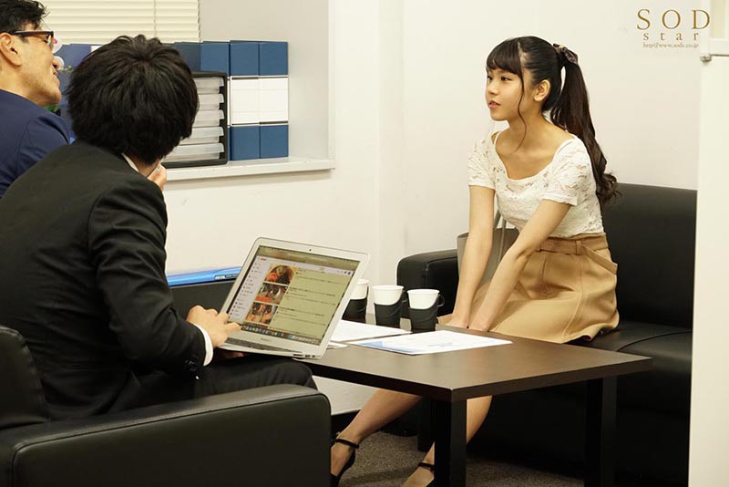 「永野いち夏が放尿・お漏らしプレイで絶頂！美少女スレンダー女優の我慢限界失禁動画」のサンプル画像3枚目