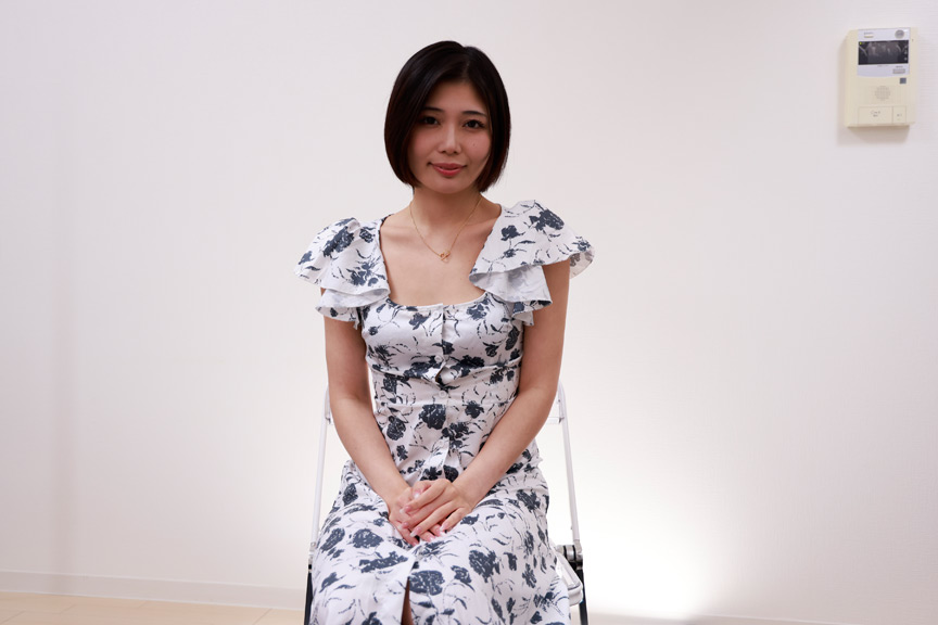 「【素人】祈りの美少女が魅せる恥じらいデビュー作品｜ドピュCH厳選動画」のサムネイル