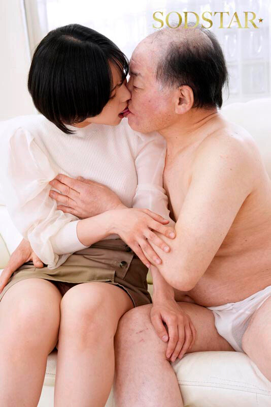 「柴崎はるの濃厚キス＆顔射プレイ！微乳美女がおじさんと密着性交する興奮映像」のサンプル画像3枚目