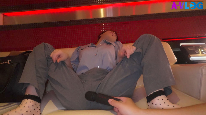 「【素人】爆乳Hカップの巨乳OLが仕事中にパパ活する過激プレイ動画」のサンプル画像2枚目