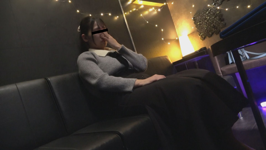 「【熟女】ヒトカラ人妻の昼下がり密室プレイ｜カラオケBOXで乱れる美熟女の秘密映像」のサムネイル