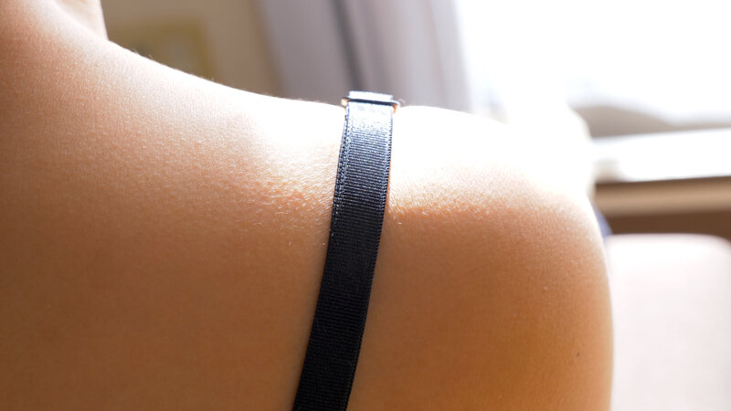 「【人気女優】ブラジャーになりたい願望全開！胸元密着フェチプレイ【着衣エロ動画】」のサンプル画像14枚目