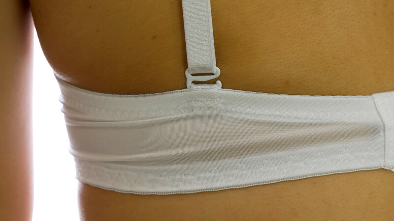 「【人気女優】ブラジャーになりたい願望全開！胸元密着フェチプレイ【着衣エロ動画】」のサンプル画像2枚目