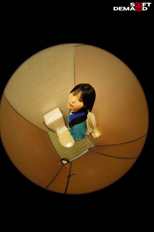 「寺川ねね 体操着ブルマ姿で野外露出＆3P体験 SNSで出会った男たちに翻弄される18歳の記録映像」のサンプル画像2枚目