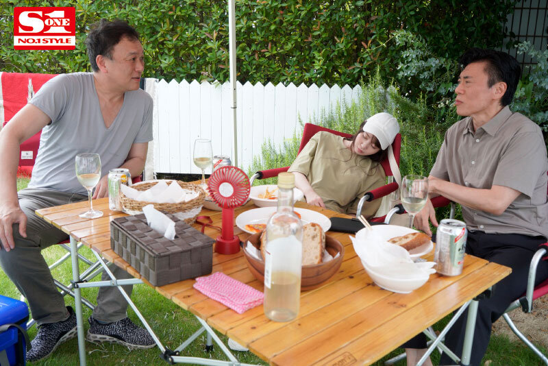 「【夢乃あいか】巨乳人妻が町内会キャンプで中年男たちに寝取られる衝撃NTR不倫映像」のサムネイル