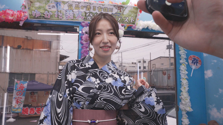 「【素人企画】マジックミラー号で浴衣美女が彼氏の前で感じまくる夏祭りエステ体験」のサムネイル