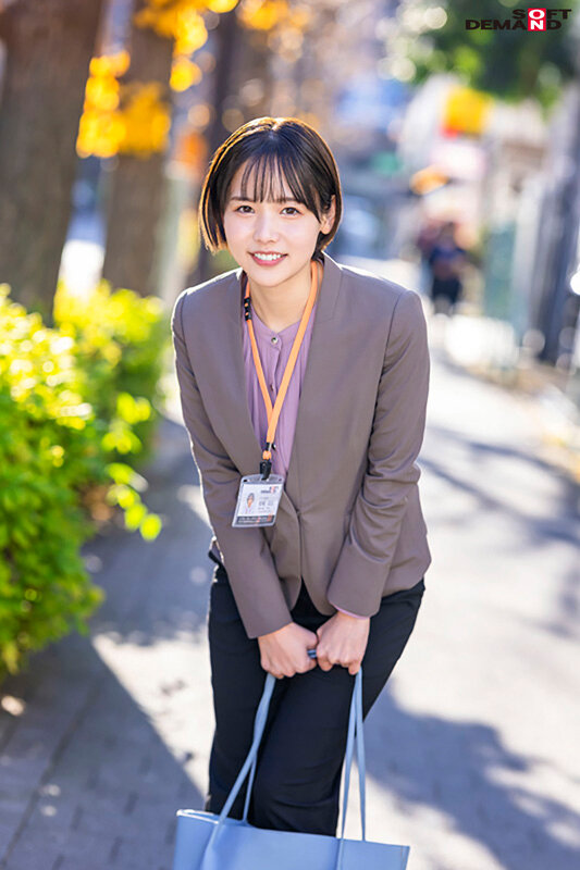 「柴崎はるがビジネススーツ姿で3P・4Pに挑戦！スレンダー美女のローションプレイ」のサンプル画像8枚目