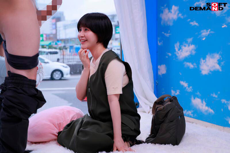 「【素人人妻】美人ママが夫の目の前で不倫SEX！羞恥フェラから禁断の快楽に溺れる背徳プレイ」のサンプル画像8枚目