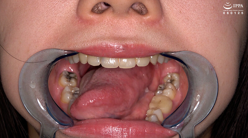 「【甘井くるみ】口内観察・歯・のどちんこ接写＆咀嚼プレイ【フェチ動画】貴重映像で魅せる巨大女の世界」のサンプル画像3枚目