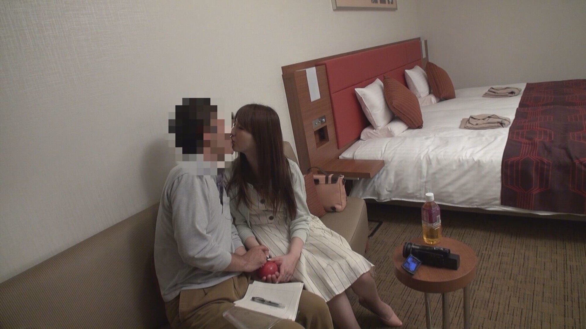 「笑顔が可愛い人妻。おじさんの隠し持つおナスに興味津々！ のぞみ」のサムネイル