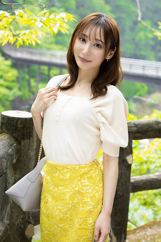 「足立友梨の人妻不倫温泉旅行で中出し三昧！熟女妻が魅せる背徳の濃密セックス」のサンプル画像2枚目