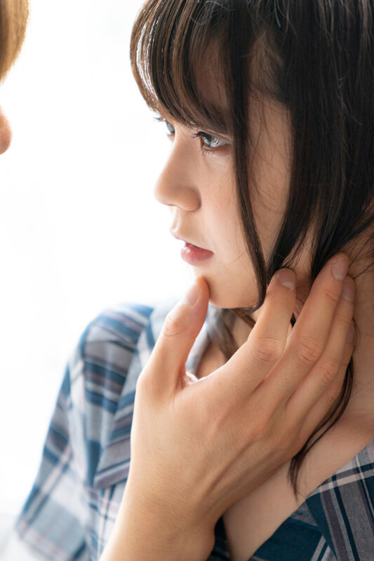 「永野いち夏が学生服姿でフェラ&オナニー披露!美少女ミニ系女優の悶絶プレイ」のサンプル画像4枚目