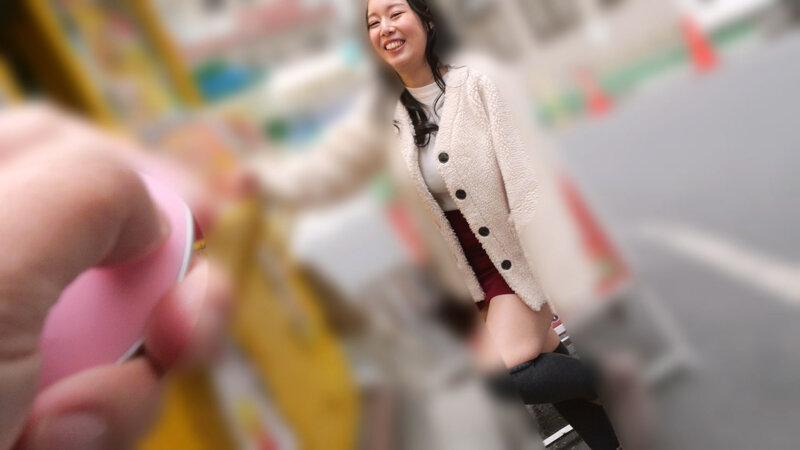 「塚田しおり 野外露出デートで羞恥プレイ｜巨乳巨尻美女が繁華街で中出し体験」のサンプル画像4枚目