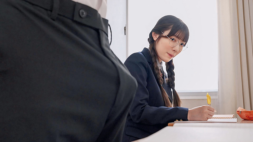 「浦上ひのり 制服女子の地味系美少女が複数プレイで大胆変身！恥じらい笑顔の乱交体験」のサムネイル