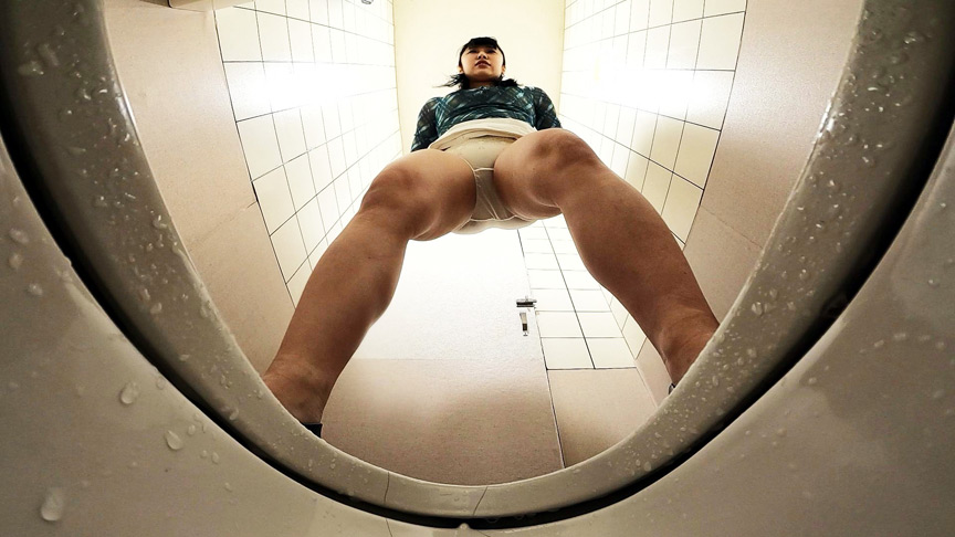 「【素人】公衆トイレでこっそりオナニーする女性の自撮り映像#7【フェチ】」のサンプル画像2枚目